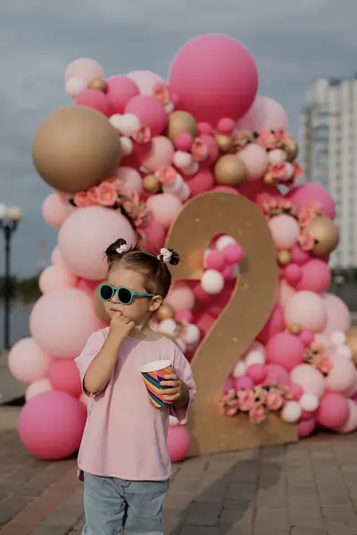 Фотозона "Стена из шаров и цифра *глиттер*"